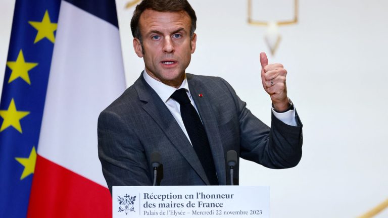 Emmanuel Macron regrets a “terrible assassination”