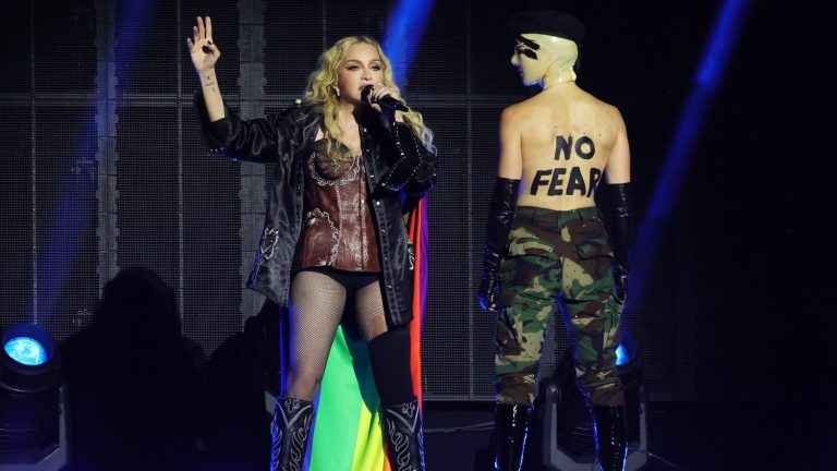 Flamboyant and complicit with her audience, Madonna gave of herself for her first Parisian date of the “Celebration Tour”