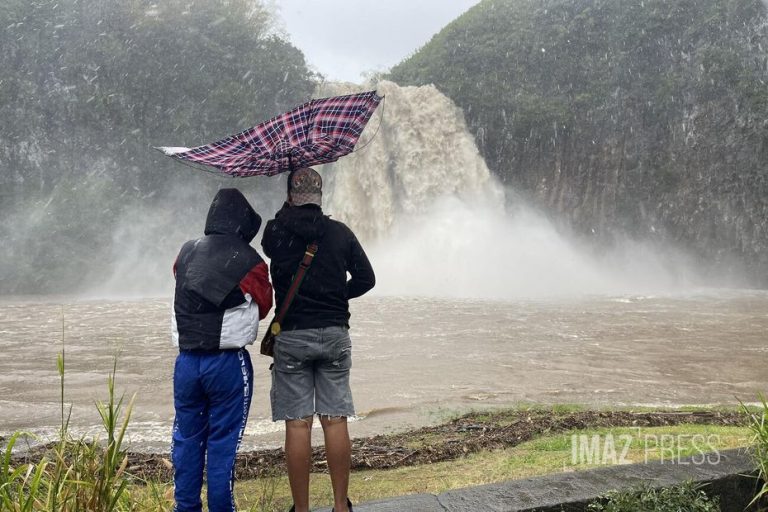 Flooding rivers, flooded roads, closed schools: Reunion faces heavy rain