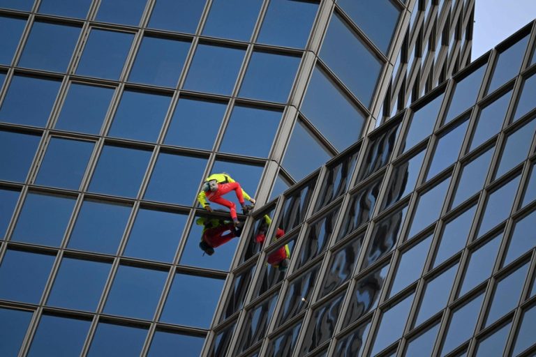 France |  The “French Spiderman” climbs a tower for peace in the Middle East