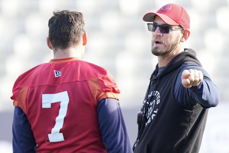 Gray Cup |  Alouettes coach Jason Maas retrains his players in training