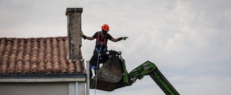 Help: he tries to enter a home through the chimney… and gets caught