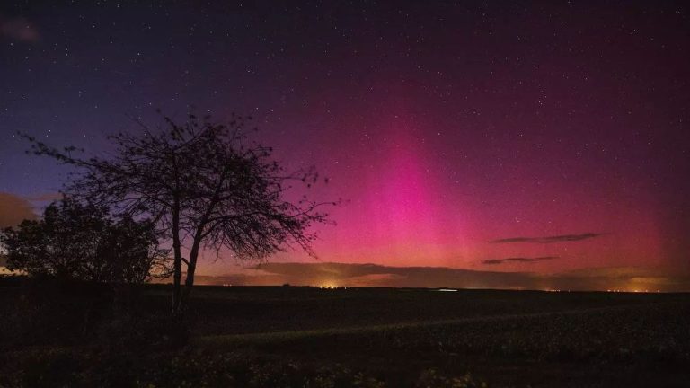 IN IMAGES, IN PICTURES.  Northern lights observed in the French sky on Sunday evening, a rare and impressive spectacle