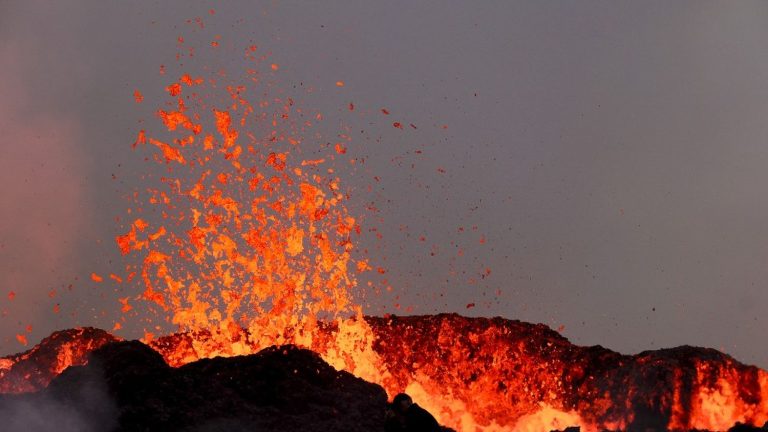 Iceland on alert over threat of volcanic eruption