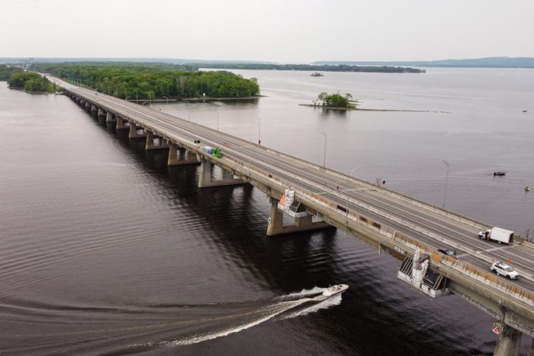 Damaged slab |  Bus 40 from Pont de l’Île-aux-Tourtes free from Monday