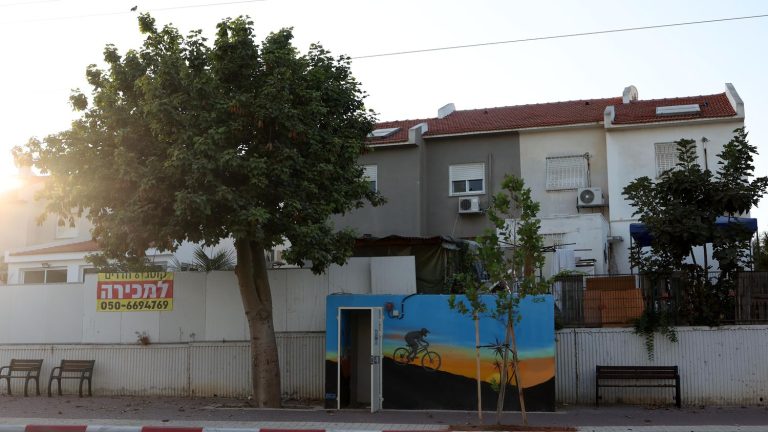 In Sderot, near the Gaza Strip, residents begin to return home