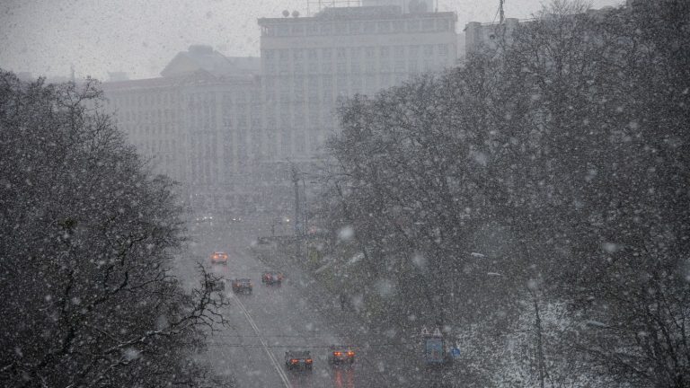 In Ukraine, residents prepare for a harsh winter in the event of power cuts