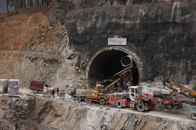 India |  Workers buried under a tunnel: rescuers dig by hand