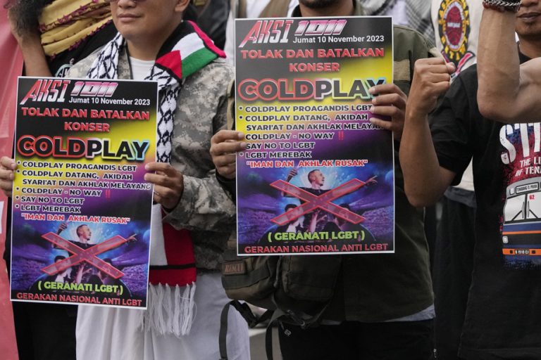 Indonesia |  Conservative Muslims demonstrate against Coldplay show