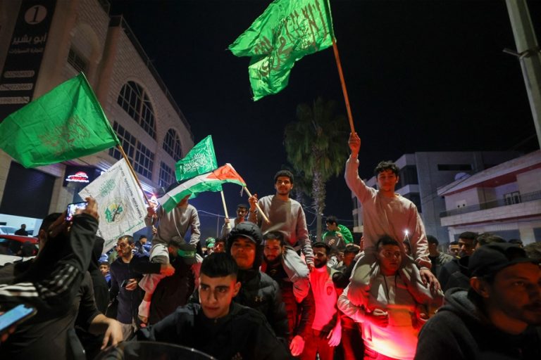 Israel and Hamas at war |  Around the freed Palestinian prisoners, jubilation and fireworks