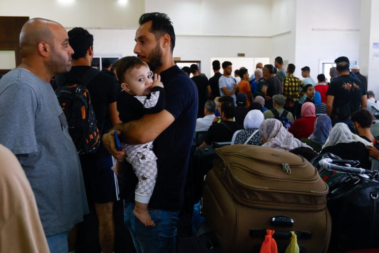 Israel and Hamas at war |  Crowds at the Rafah terminal for new evacuations