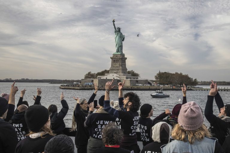 Israel and Hamas at war |  Jewish activists occupy the Statue of Liberty to demand a ceasefire