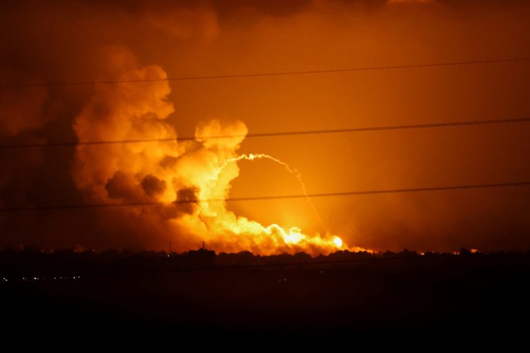 Israel and Hamas at war, day 30 |  Communications cut again in Gaza, intense bombardments