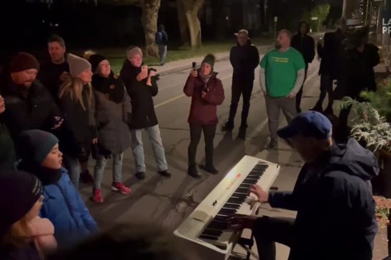 Karl Tremblay (1976-2023) |  Improvised tribute in front of the Old Palais de L’Assomption