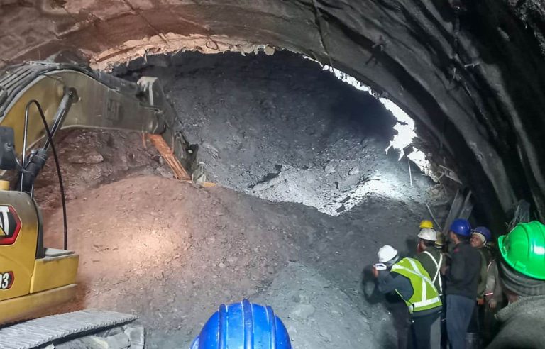 Located “alive”, 40 Indian workers trapped in a tunnel begin to be rescued