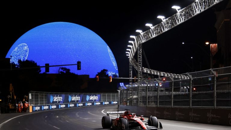 Max Verstappen emerges and takes the lead ahead of Charles Leclerc and Sergio Perez… Follow the Las Vegas Grand Prix