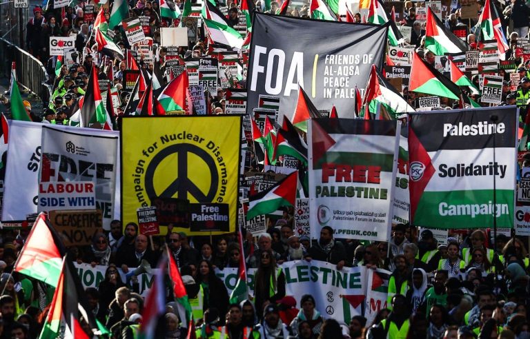 New large-scale demonstration in support of the Palestinians in London