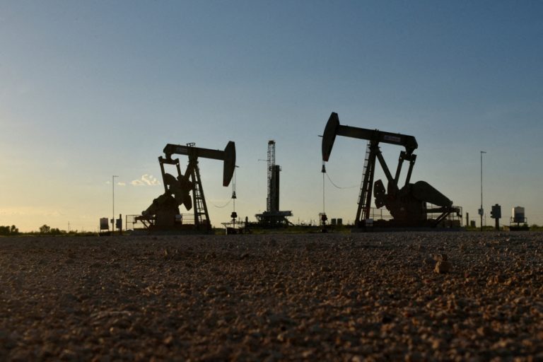 Oil widens its losses, to its lowest since August