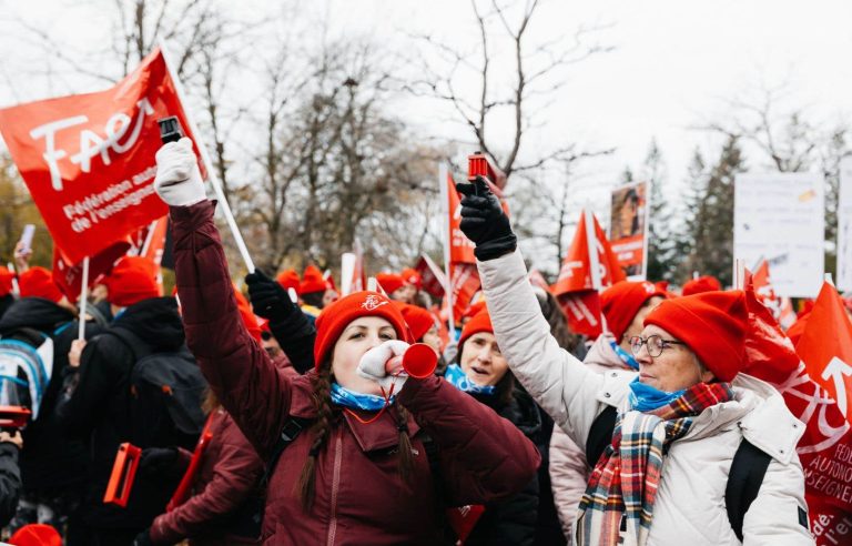 On strike, thousands of teachers unionized with the FAE demonstrate in Montreal