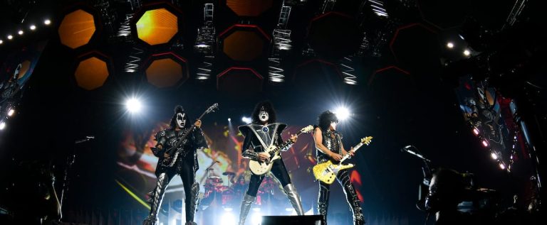 [PHOTOS] Kiss sets the Bell Center on fire