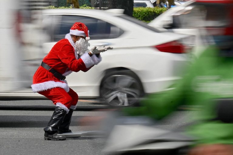 Philippines |  Traffic cop as Santa brings cheer