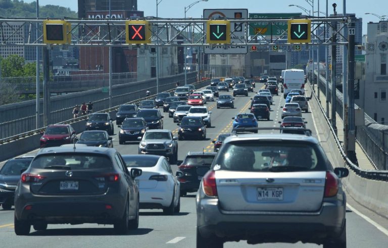 Pro-Palestinian demonstrators blocked traffic on the Jacques-Cartier Bridge