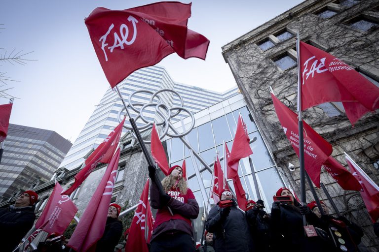 Public sector negotiations |  The FAE demonstrates in front of Legault’s office in Montreal