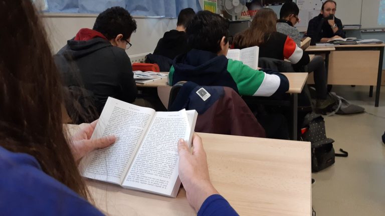 REPORTING.  To give students a taste for reading again, some French colleges are introducing a quarter of an hour of daily reading