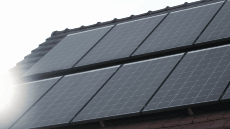 Renewable energies: the rise of solar panel installations with batteries