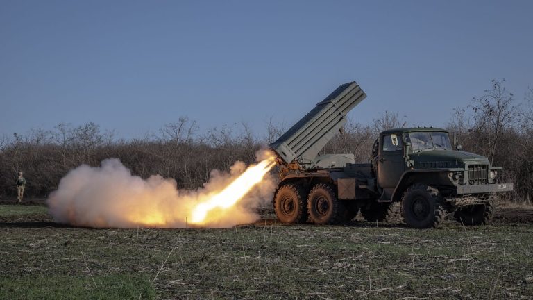 Russia increases its pressure on the eastern front and claims the capture of a village near Bakhmut