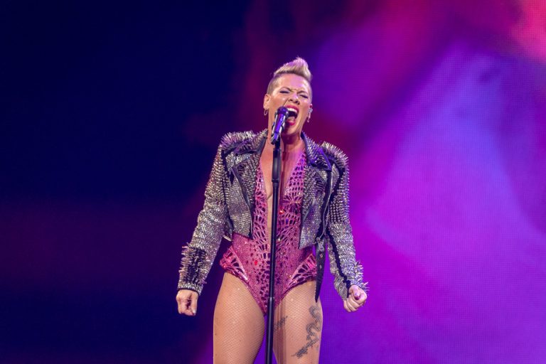 Shows in Florida |  P!nk will distribute 2000 “banned” books