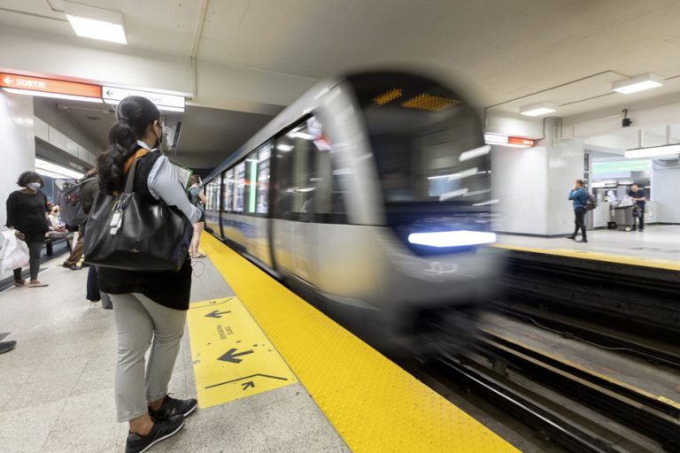 Smoke release |  Service resumes on all three Montreal metro lines