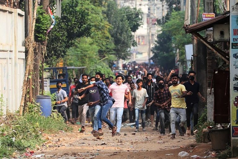 Strikes in Bangladesh |  Clashes between police and workers during the reopening of clothing factories