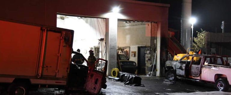 Suspicious fire: two vehicles and a commercial garage damaged by flames in Quebec