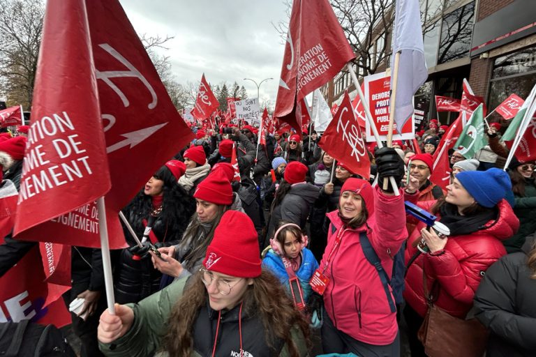 The FAE on indefinite general strike |  Hundreds of strikers demonstrate in front of Radio-Canada