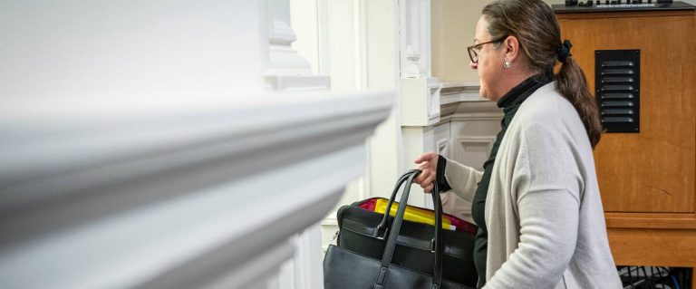 The Montreal city council shows the door to the president of the OCPM Isabelle Beaulieu