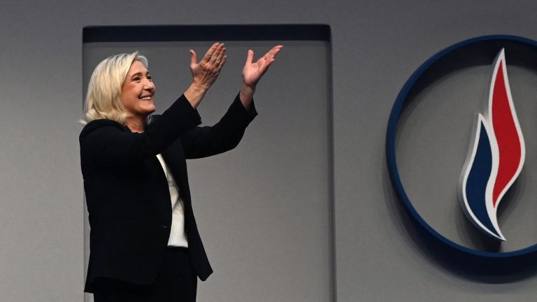 The presidential majority wonders about the best way to counter Marine Le Pen