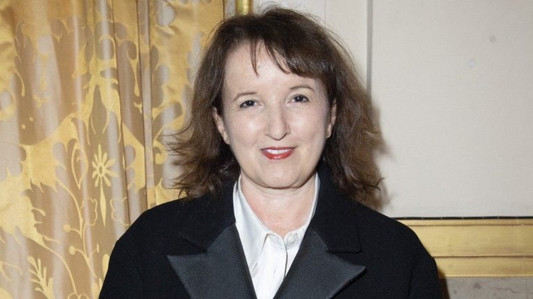 “They had a guru”, Anne Roumanoff opens up about her parents and the bourgeois environment in which she grew up