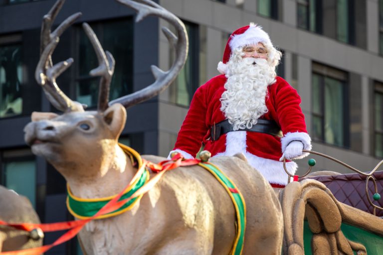 Thousands of Quebecers in downtown for the 71st Santa Claus parade