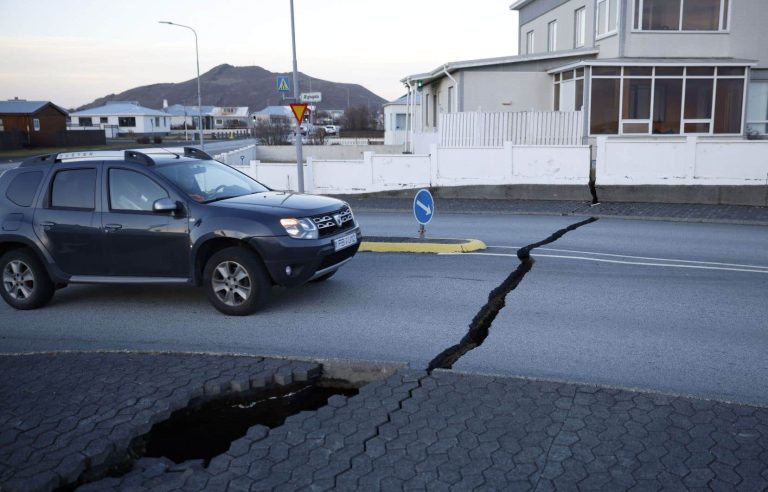 Volcano in Iceland: residents of an evacuated town recover their belongings