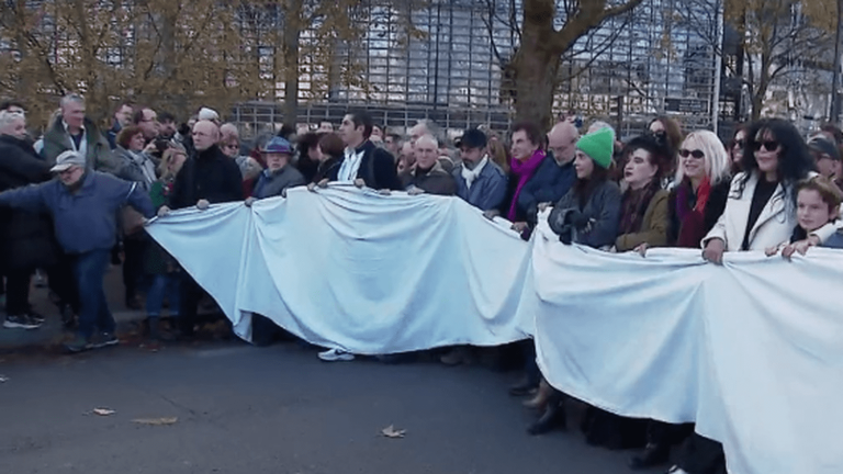 War between Hamas and Israel: a silent march for peace in Paris