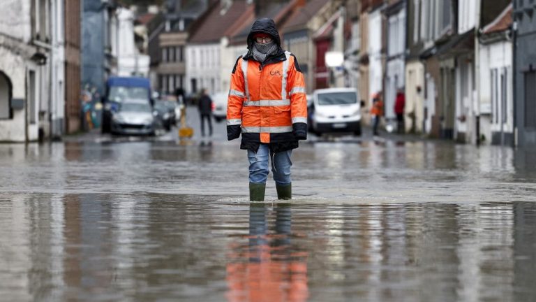 “We are going to keep this territory under vigilance” in the face of a risk of precipitation on Monday, warns Christophe Béchu