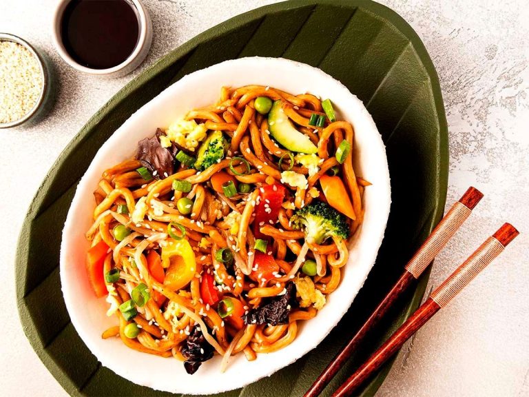 Wok recipe for udon noodles with crunchy vegetables