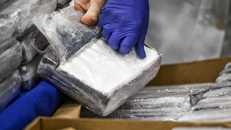 a bale of 20 kilos of cocaine found washed up on a beach, an investigation opened