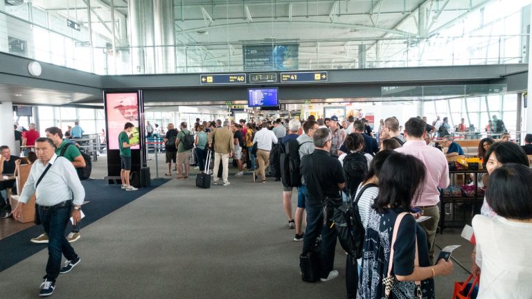 a quarter of flights canceled Monday at Orly and Toulouse-Blagnac airports