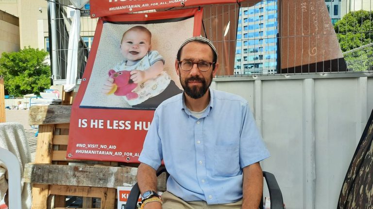 an Israeli rabbi on hunger strike to denounce the “passivity of humanitarians”