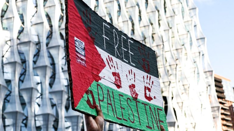 nearly 300,000 people demonstrated in London in support of Palestine, police say