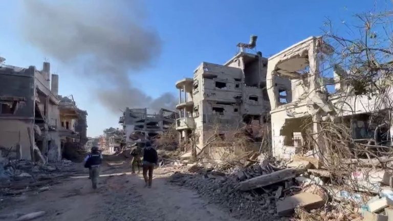 report in the ruins of the Gaza Strip, where a France Télévisions team followed Israeli soldiers