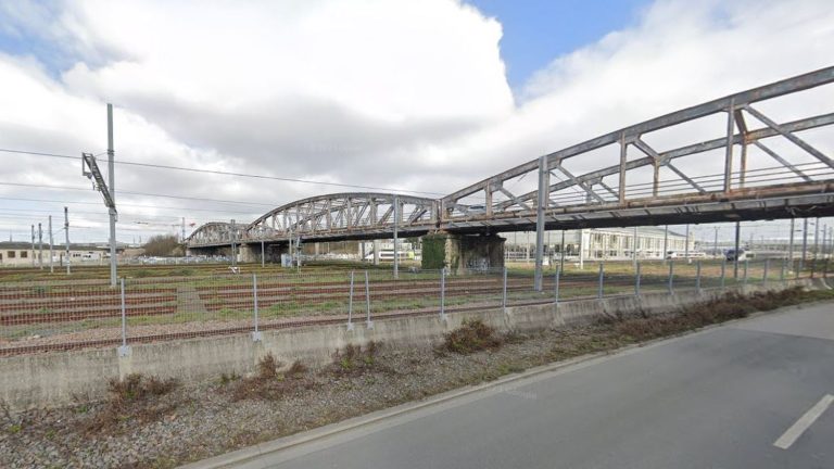 authorities suddenly close a century-old bridge in La Rochelle eaten away by corrosion