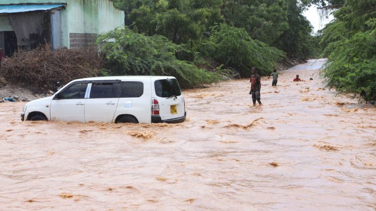 floods caused by El Niño kill 120 people